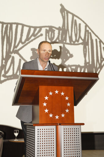 Fotografie 3: MEDIATEUR EUROPEEN NOUVELLE IDENTITE VISUELLE 15eme ANNIVERSAIRE