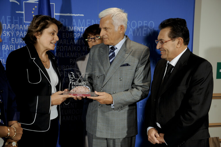 Zdjęcie 17: Jerzy Buzek, EP President, receives the Rocco Chinnici Prize promoting values of democracy, civil freedom and rule of law