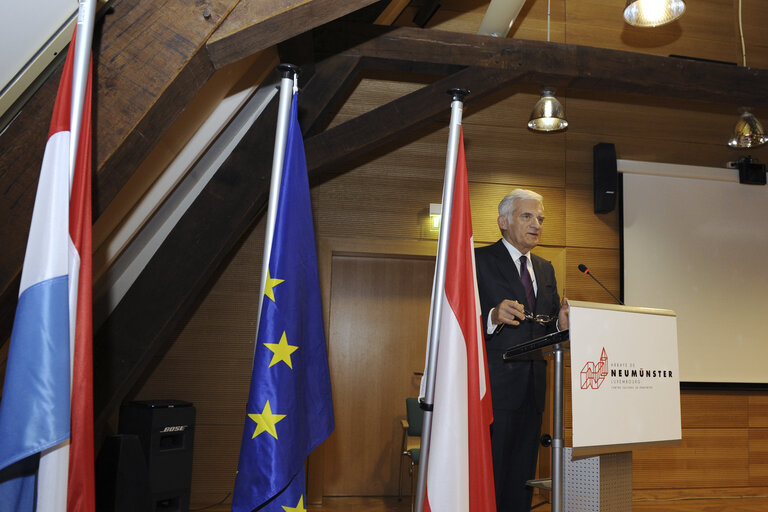 Fotografia 8: European Parliament President Jerzy Buzek delivers a speech on The Euroean Parliament in the service of people at Neunmunster Abbey, on November 09, 2010 in Luxembourg.