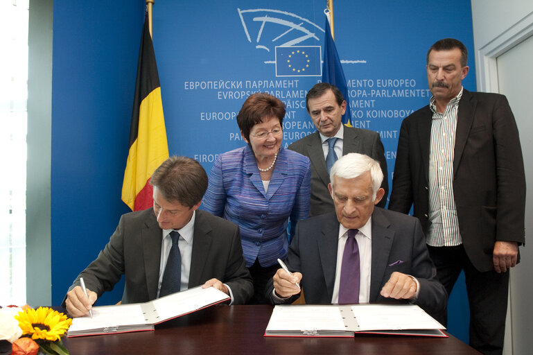 Suriet 10: Olivier Chastel, Belgian Secretary of State for European Affairs, MEP's Elisabeth Jeggle and Norbert Glante, and Jerzy Buzek, EP President, take part in a LEX signature in Strasbourg