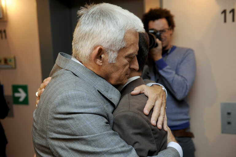 Foto 16: Jerzy Buzek, EP President, meets with Cuban former political prisoners in Brussels