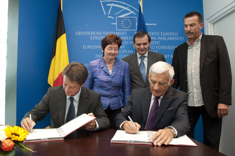 Suriet 13: Olivier Chastel, Belgian Secretary of State for European Affairs, MEP's Elisabeth Jeggle and Norbert Glante, and Jerzy Buzek, EP President, take part in a LEX signature in Strasbourg