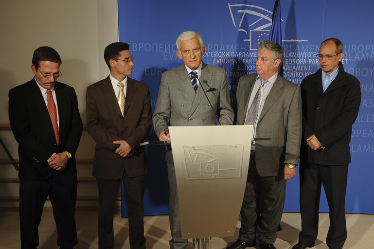 Fotagrafa 3: Jerzy Buzek, EP President, and Cuban former political prisoners hold a news conference after their meeting in Brussels