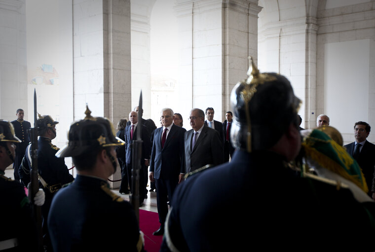 Fotagrafa 14: President of the European Parliament Jerzy Bruzek, center, reviews honor guard with Portuguese Parliament's President Jaime Gama, in the Pal·cio de S„o Bento, the Parliament building in Lisbon on February 17, 2011.