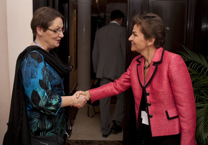 Zdjęcie 20: UNFCCC Executive Secretary (R) Christiana Figueres shakes hands with Bairbre de Brún (L) member of the EP Delegation at the COP 16 in Cancun, Mexico on December 06, 2010