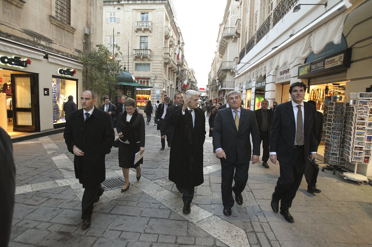 Fotografi 19: Valletta Malta, President of the European Parliament Prof. Jerzy Buzek (C) walks down one of the main streets in Valletta shown around by Dr. Richard Cacia Caruana (2nd L) Malta's permeant representative for the EU. Prof Buzek is in Malta on a two day official visit.