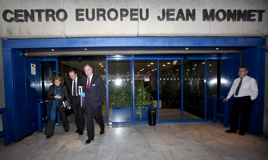 Foto 44: Visit of the Special Committee on the Financial, Economic and Social Crisis from the European Parliament to Portugal.  Members of the Committee meeting with the administrator of the Bank of Portugal, Teodora Cardoso at the European Parliament Office Jean Monnet in Lisbon on January 11, 2011.