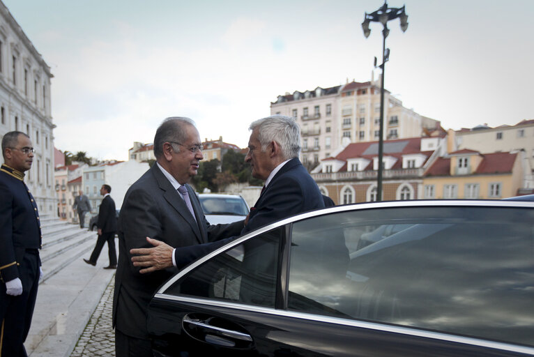 Fotografia 13: President of the European Parliament Jerzy Bruzek, on the right, shakes handswith Portuguese Parliament's President Jaime Gama, at teh steps of the Pal·cio de S„o Bento, the Parliament building in Lisbon on February 17, 2011.