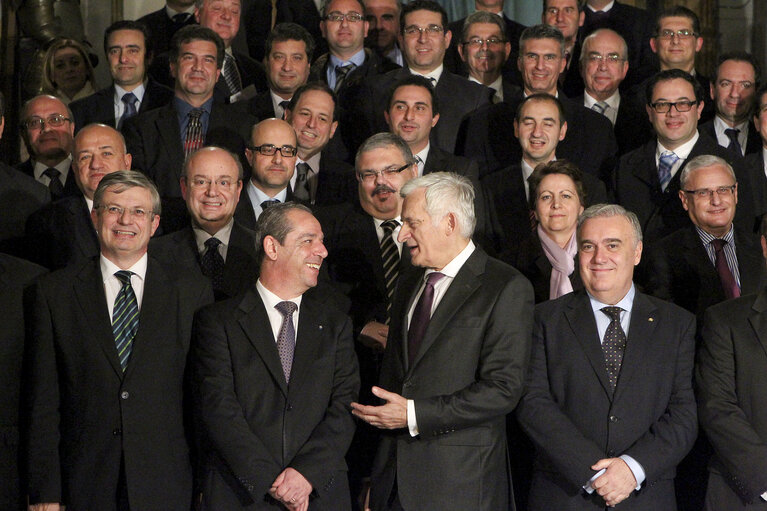 Fotografi 13: Valletta Malta, President of the European Parliament Prof. Jerzy Buzek (C) and Dr Lawrence Gonzi (2nd Right) Prime Minister of Malta pose for a group photo with member of the house of Representatives. Prof Buzek is in Malta on a two day official visit.