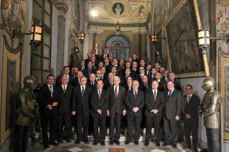 Fotografi 15: Valletta Malta, President of the European Parliament Prof. Jerzy Buzek (C) and Dr Lawrence Gonzi (4th Right) Prime Minister of Malta pose for a group photo with member of the house of Representatives. Prof Buzek is in Malta on a two day official visit.