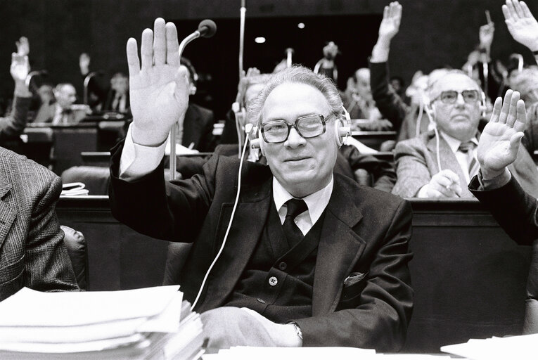 Vincenzi VERNASCHI during the plenary session from December 11 to 15, 1978, in Luxembourg.