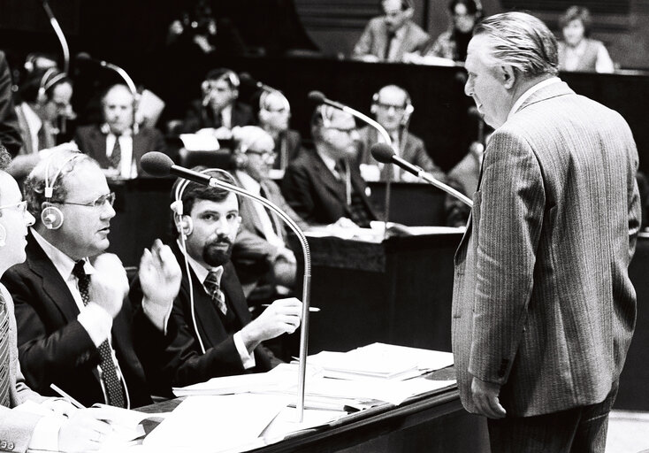 Martin BANGEMANN (L) and Ludwig FELLERMAIER (R) during the plenary session from December 11 to 15, 1978, in Luxembourg.