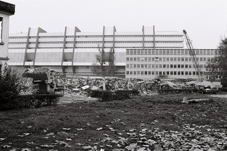 Снимка 1: Demolition of the former EP building in Strasbourg, November 1978..