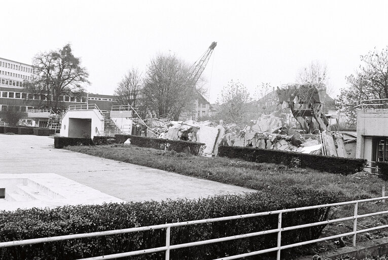 Снимка 3: Demolition of the former EP building in Strasbourg, November 1978..