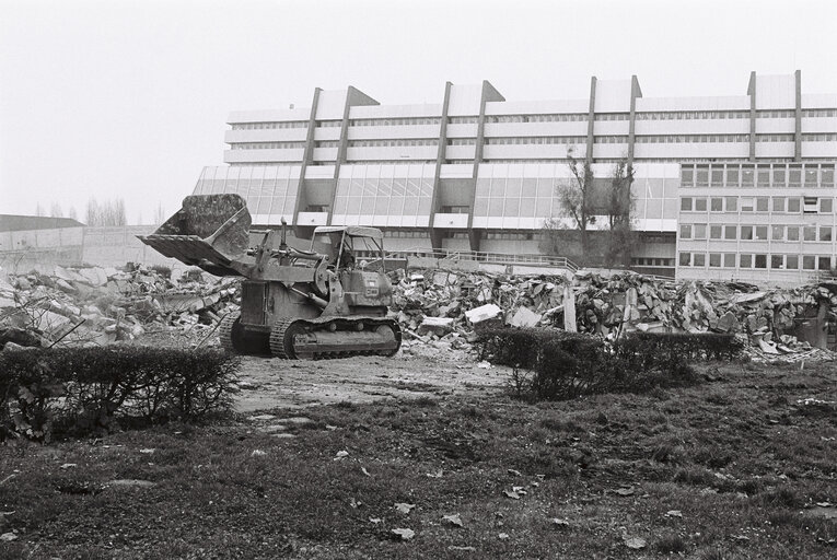 Снимка 7: Demolition of the former EP building in Strasbourg, November 1978..