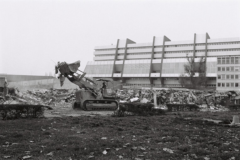 Fotografija 6: Demolition of the former EP building in Strasbourg, November 1978..