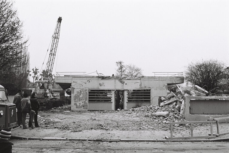 Снимка 13: Demolition of the former EP building in Strasbourg, November 1978..