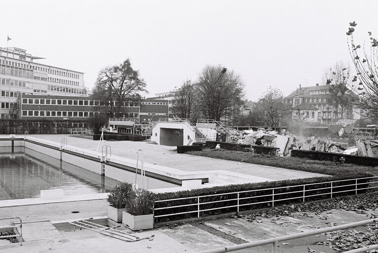 Снимка 12: Demolition of the former EP building in Strasbourg, November 1978..