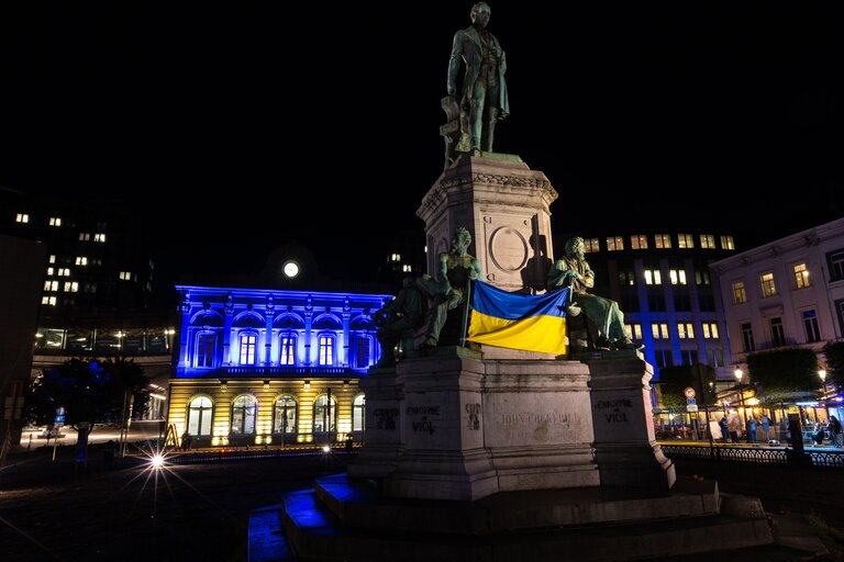 Valokuva 9: EP buildings light up with the Ukrainian flag