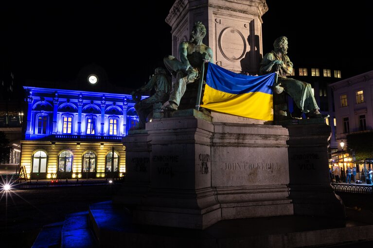 Fotagrafa 8: EP buildings light up with the Ukrainian flag