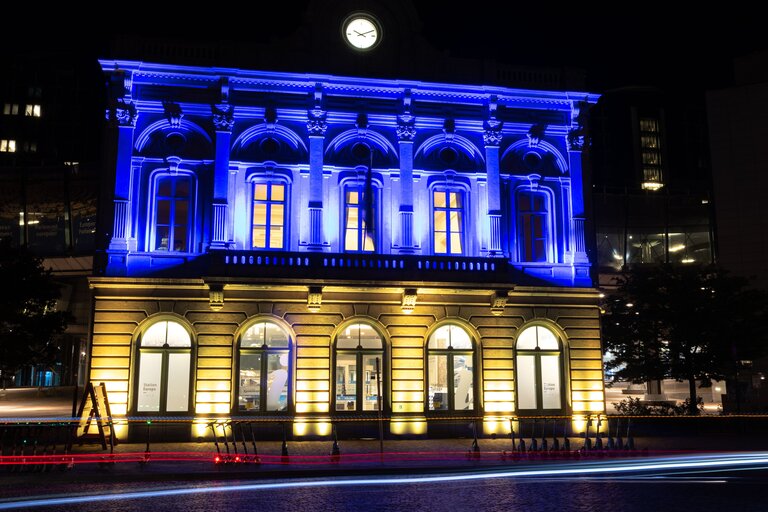 Valokuva 7: EP buildings light up with the Ukrainian flag