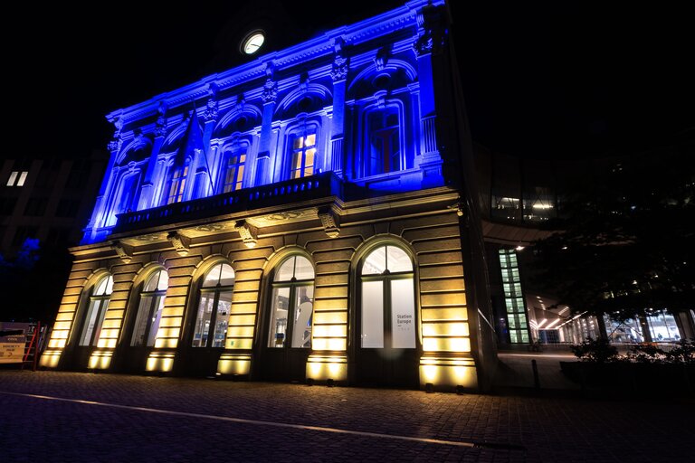 Fotagrafa 4: EP buildings light up with the Ukrainian flag