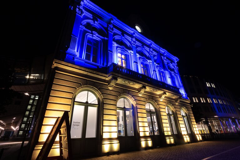 Valokuva 6: EP buildings light up with the Ukrainian flag