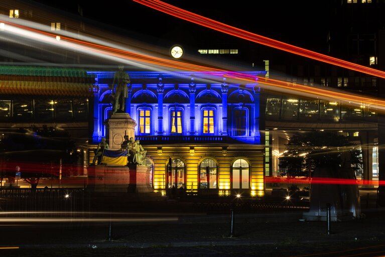 Fotagrafa 1: EP buildings light up with the Ukrainian flag