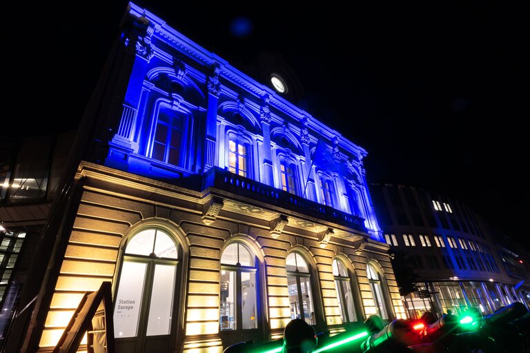 Valokuva 5: EP buildings light up with the Ukrainian flag