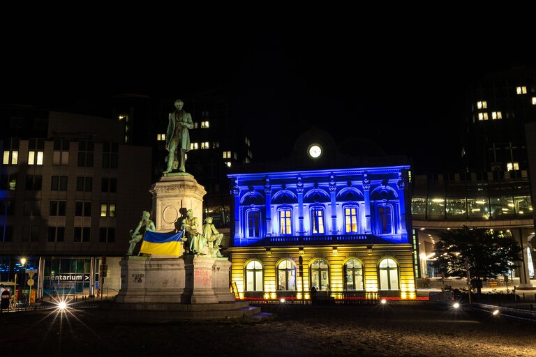 Fotagrafa 3: EP buildings light up with the Ukrainian flag