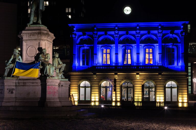 Valokuva 2: EP buildings light up with the Ukrainian flag