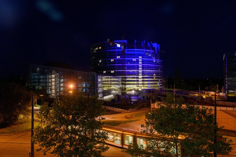 Fotografie 4: EP buildings light up with the Ukrainian flag