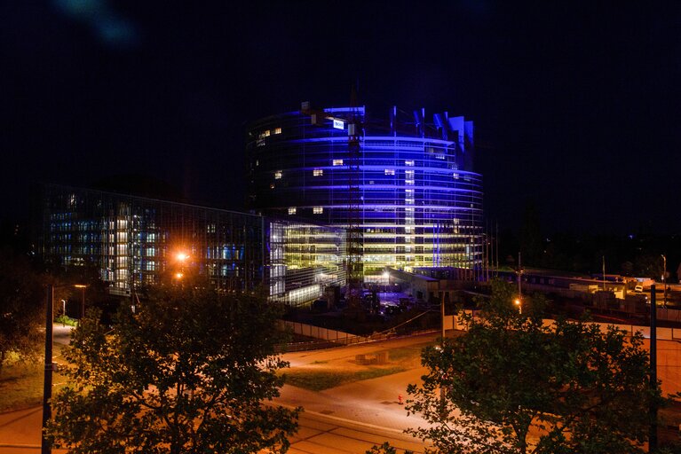 Fotografie 3: EP buildings light up with the Ukrainian flag