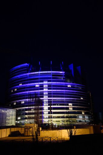 Fotografie 5: EP buildings light up with the Ukrainian flag