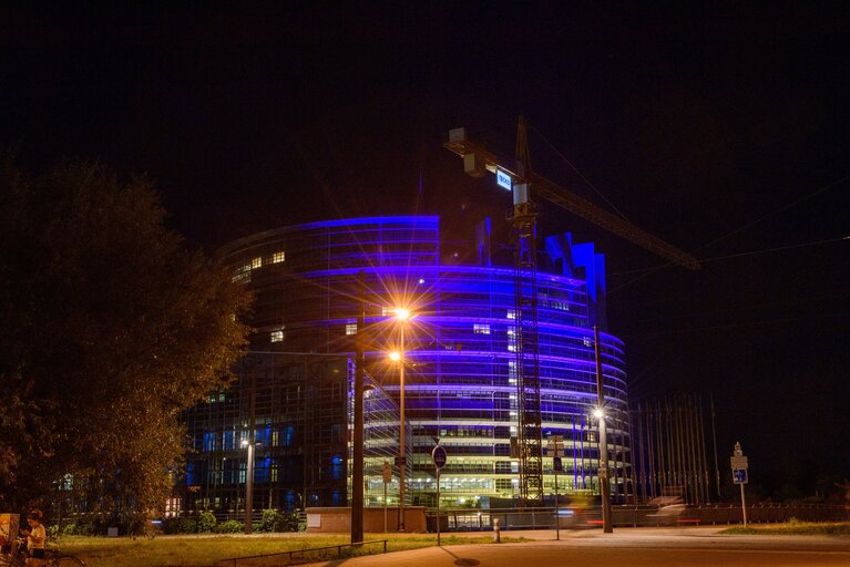 Fotografie 1: EP buildings light up with the Ukrainian flag