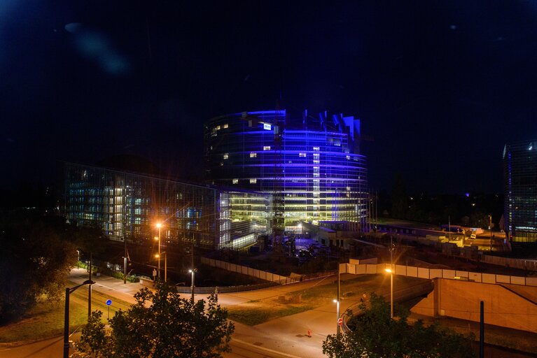 Fotografie 2: EP buildings light up with the Ukrainian flag