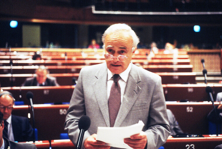 Fotografia 5: The Minister for Foreign Affairs of Greece addresses the EP in Strasbourg at the start of the Greek Presidency.