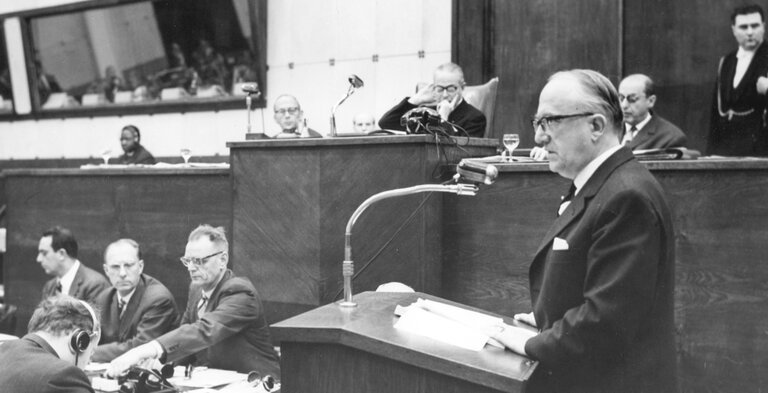 Fotografi 6: Gaetano MARTINO and Walter HALLSTEIN during the European Parliamentary Assembly on the 30th of March 1962