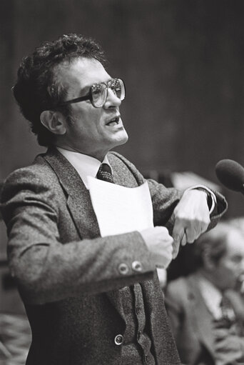 Foto 2: Renato SANDRI during a plenary session in Luxembourg in February 1977