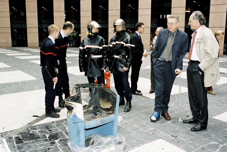 Fotografie 3: Firemen exercize in the LOW courtyard in Strasbourg