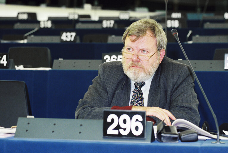 Fotografie 4: MEP Jean-Maurice DEHOUSSE takes part in a plenary session in Strasbourg