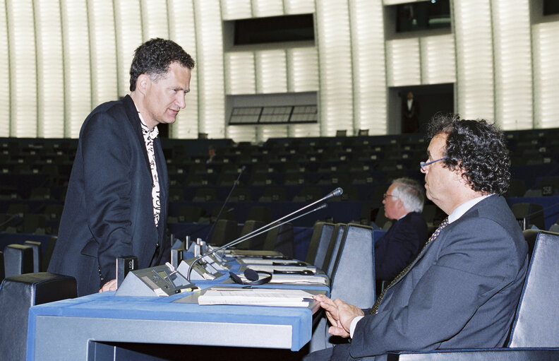 Photo 6 : The MEP Karl-Heinz FLORENZ giving a speech at the hemicycle of the European Parliament of Strasbourg in May 2001.