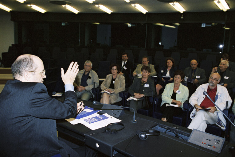 European Ombudsman Jacob SODERMAN meets  a Swedish group at the European Parliament of Strasbourg on 15th May 2001