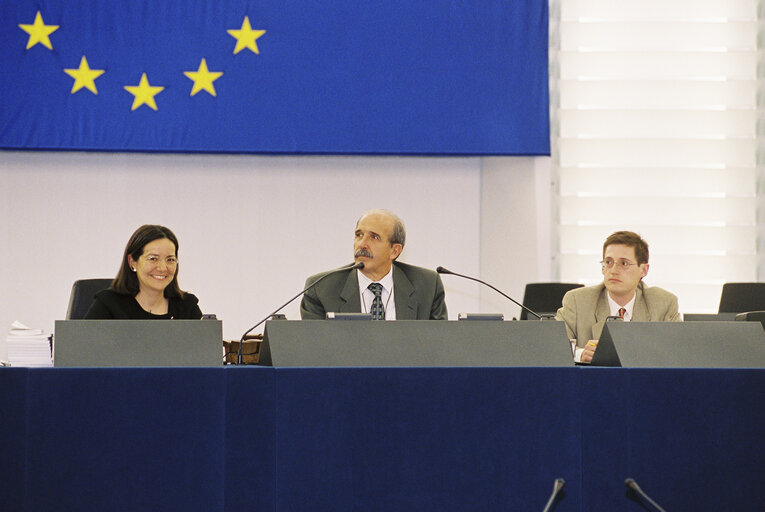 Fotografija 11: Vice President Renzo IMBENI in Plenary Session in Strasbourg  in June 2001