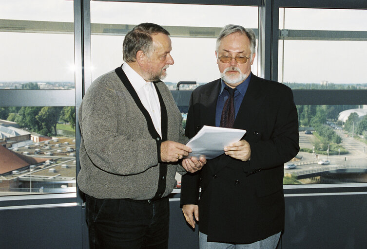 Снимка 2: MEPs Helmut KUHNE and Freddy BLAK in a meeting in Strasbourg