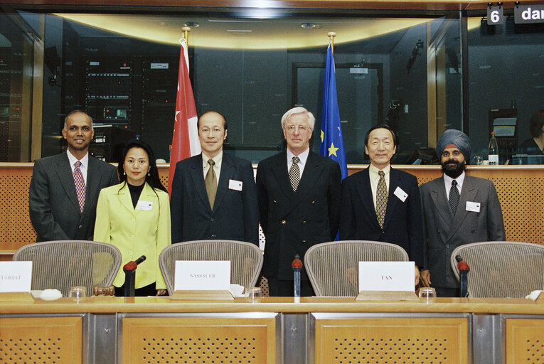 Fotografi 2: The MEP Hartmut NASSAUER and Tan Soo Khoon, speaker of the Parliament of Singapore