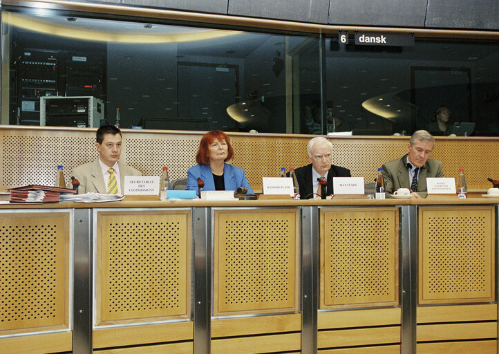 Fotografija 5: Economic and Monetary Affairs Committe in Brussels on July 22, 2001.