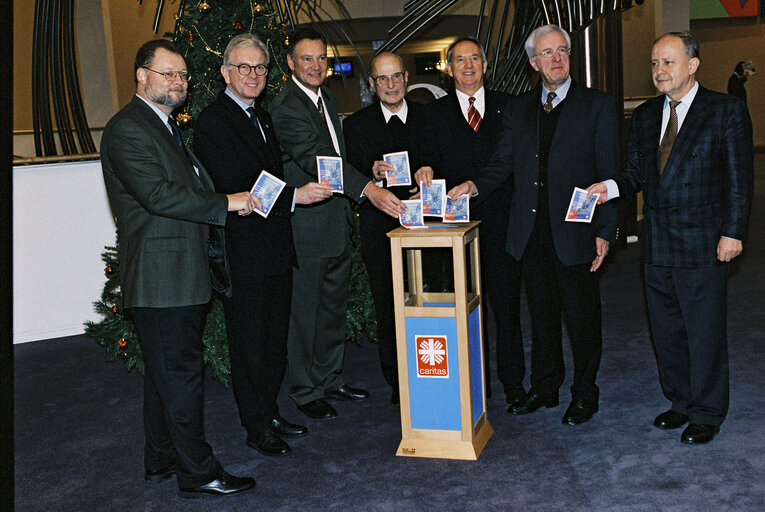 Fotogrāfija 2: German MEPs and personnalities helping to collect funds for Caritas.