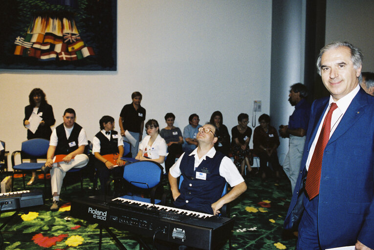 Fotografie 6: Music performance by mentally disabled people from Italy