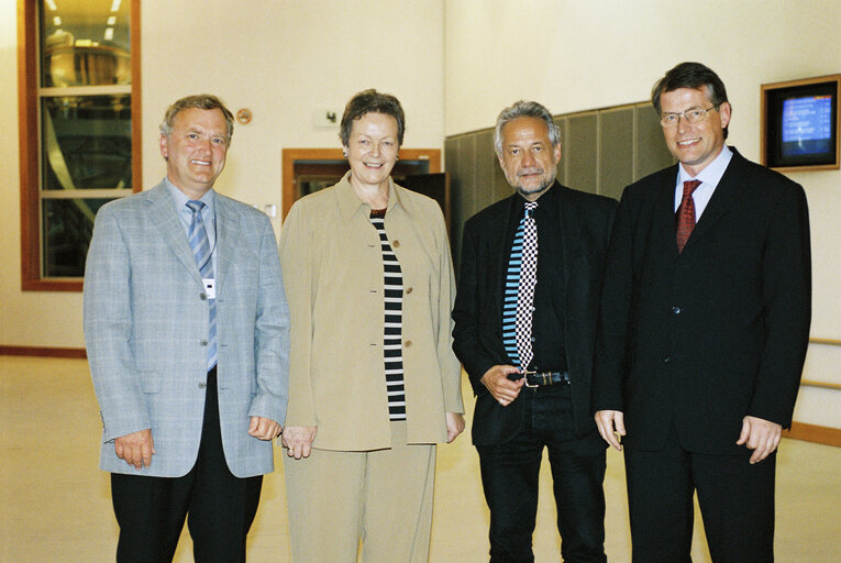 Photo 4: German MEPs with a guest in Brussels